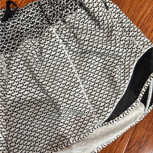 Lululemon Hotty Hot Low Rise Short 2.5” 12 Reg - Picture 2 of 5